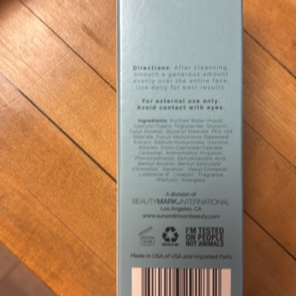 Sun and moon seize the day pump perfect daily facial moisturizer - Picture 3 of 4